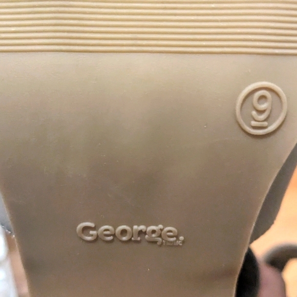 Cut-out Chunky Heels - Picture 5 of 5